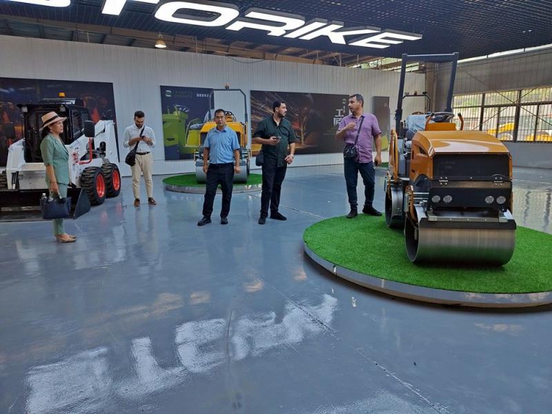 國外客戶來我廠參觀考察小型壓路機，并達成合作意向