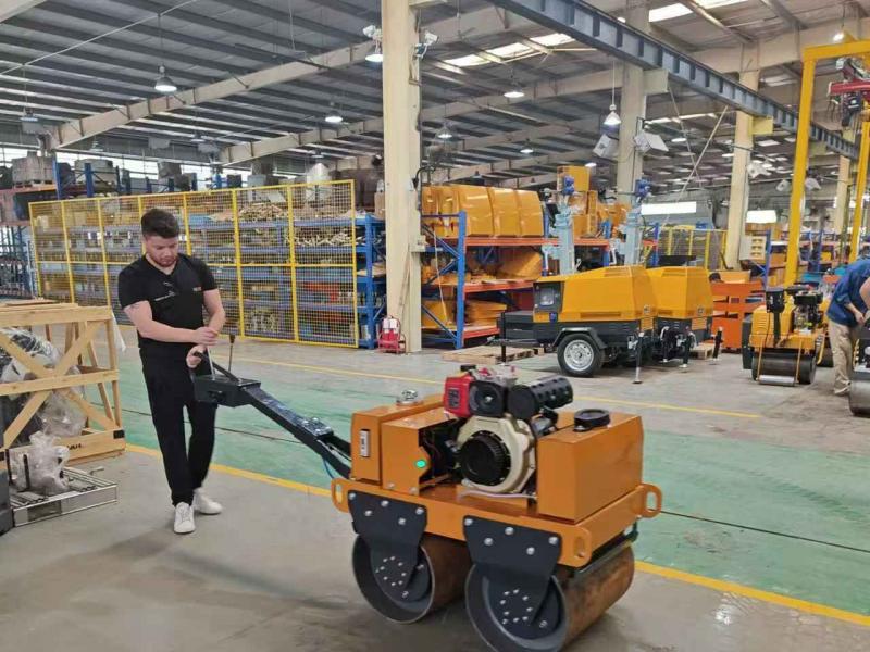 國外客戶來我廠參觀考察小型壓路機、移動照明車等產品